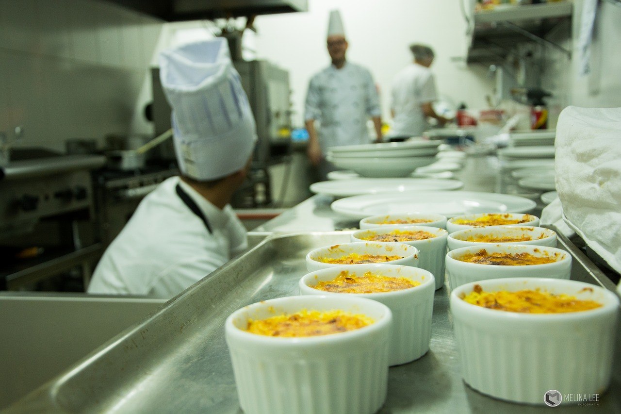 Na co zwrócić uwagę przy wyborze odzieży pracowniczej w gastronomii?