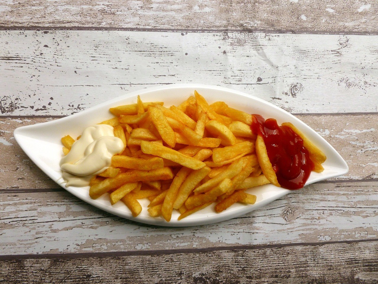 Kilka sprawdzonych sposobów na podanie ziemniaków w restauracji